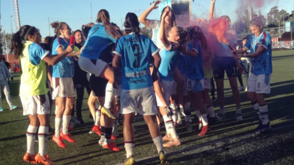 UAI Urquiza durante el festejo por el campeonato obtenido en mayo pasado.