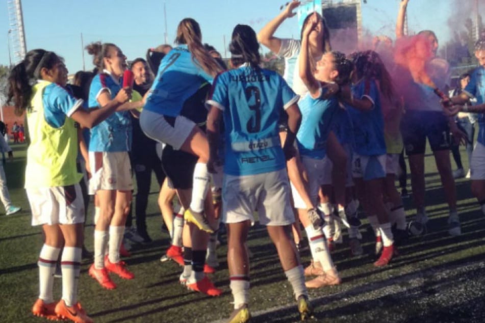 UAI Urquiza durante el festejo por el campeonato obtenido en mayo pasado.