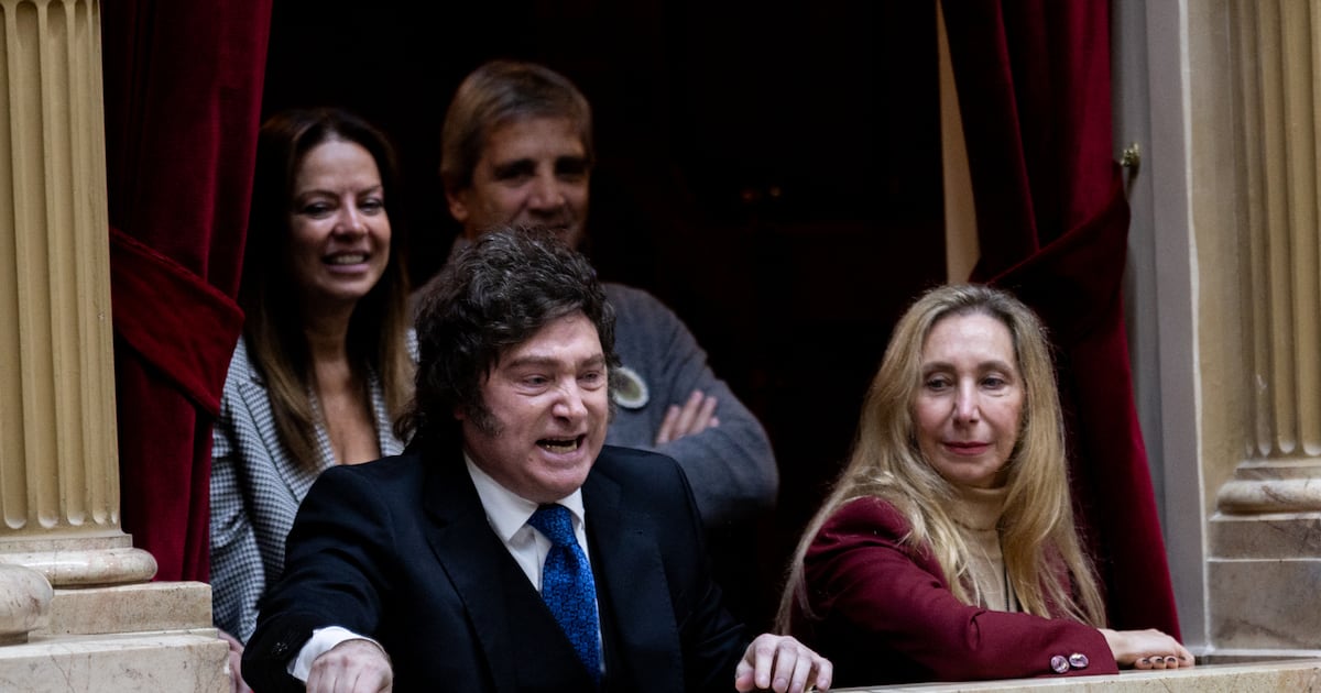 Between adjustment and corruption cases: the image of the Government, in free fall