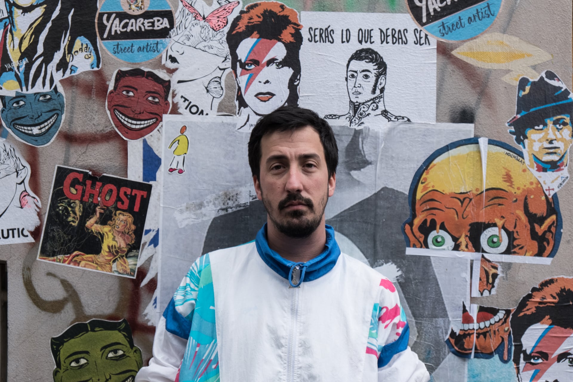 Entre viajes, colaboraciones y videoclips, Manu Hattom le da rienda suelta a canciones rockeras sobre amores pifiados.