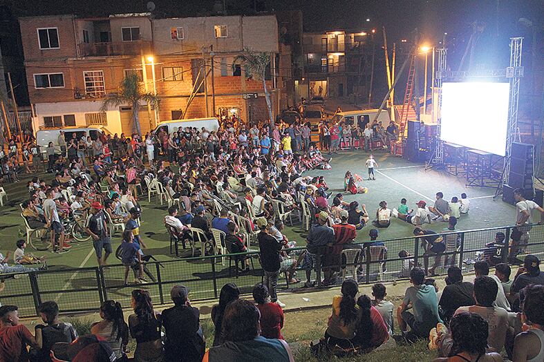 La película se presentó en la canchita de la villa, con los vecinos armando una fiesta.