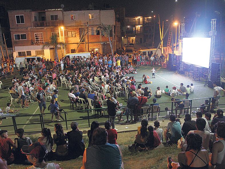 La película se presentó en la canchita de la villa, con los vecinos armando una fiesta.
