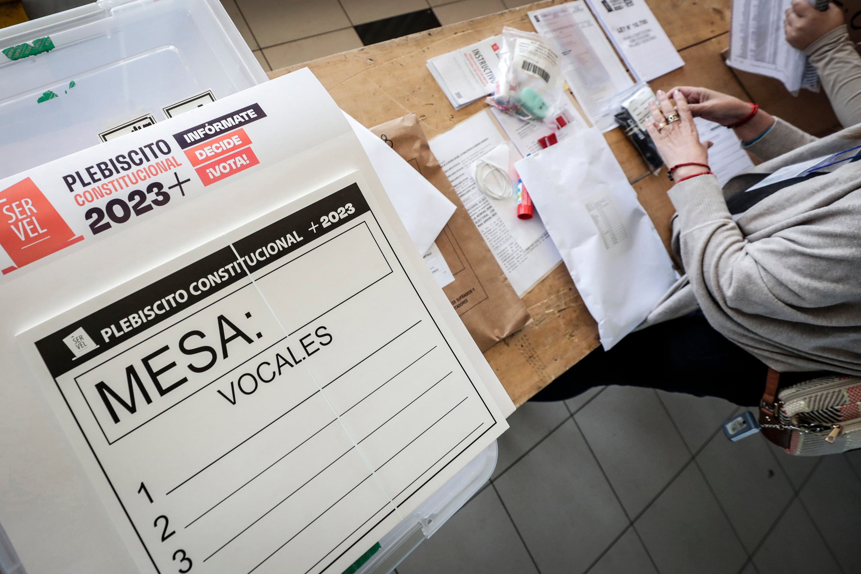 Material para el plesbicito en el centro de votación del estadio Monumental en Santiago.