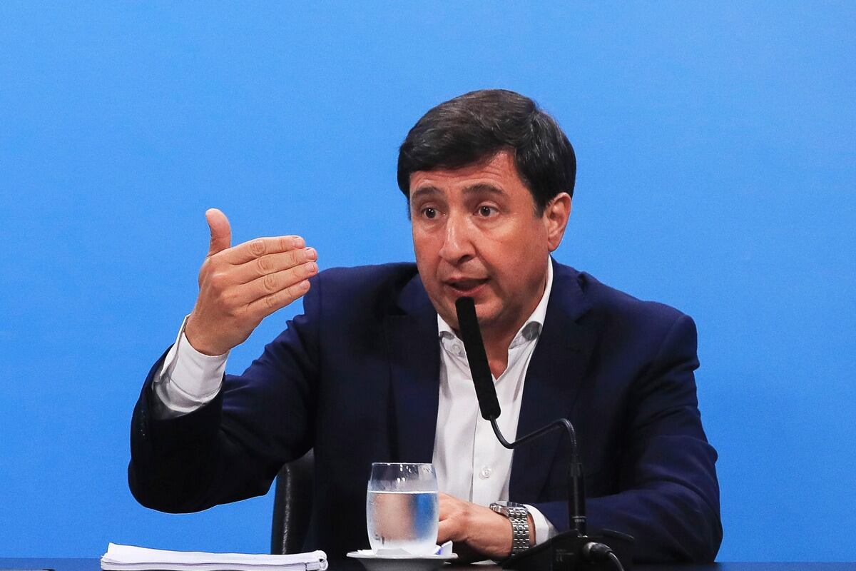 El ministro de social contó en sus redes sociales que tiene covid-19.