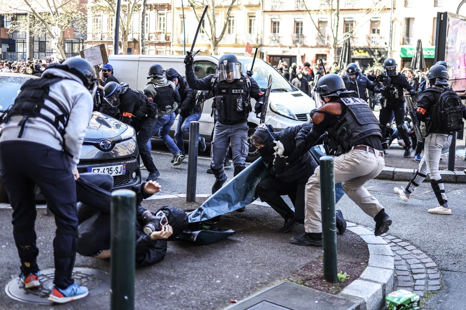 Policías reprimen a manifestantes en Toulouse.