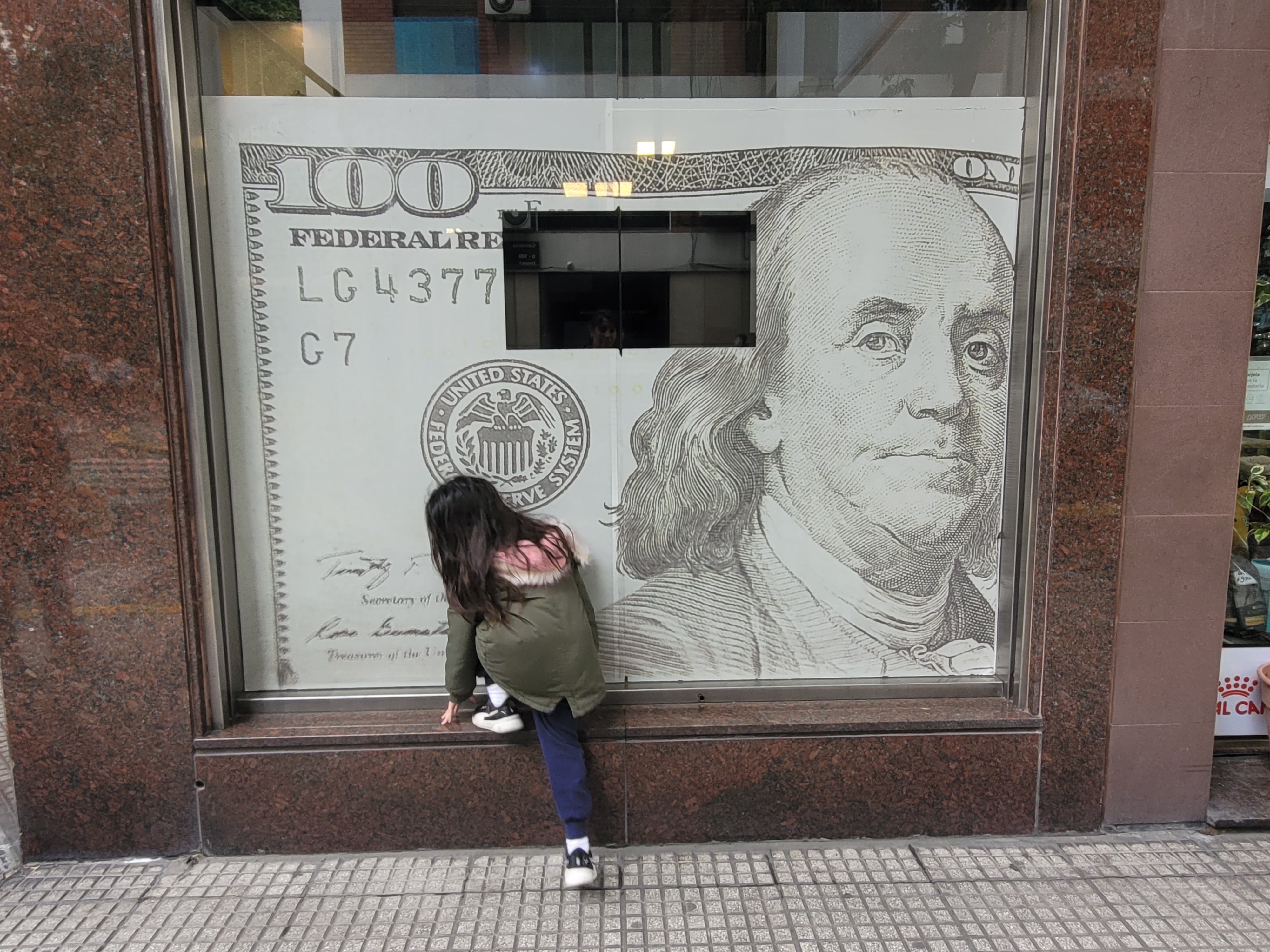 Si bien hay menos demanda de cobertura, sigue la presión por dolarizar activos 