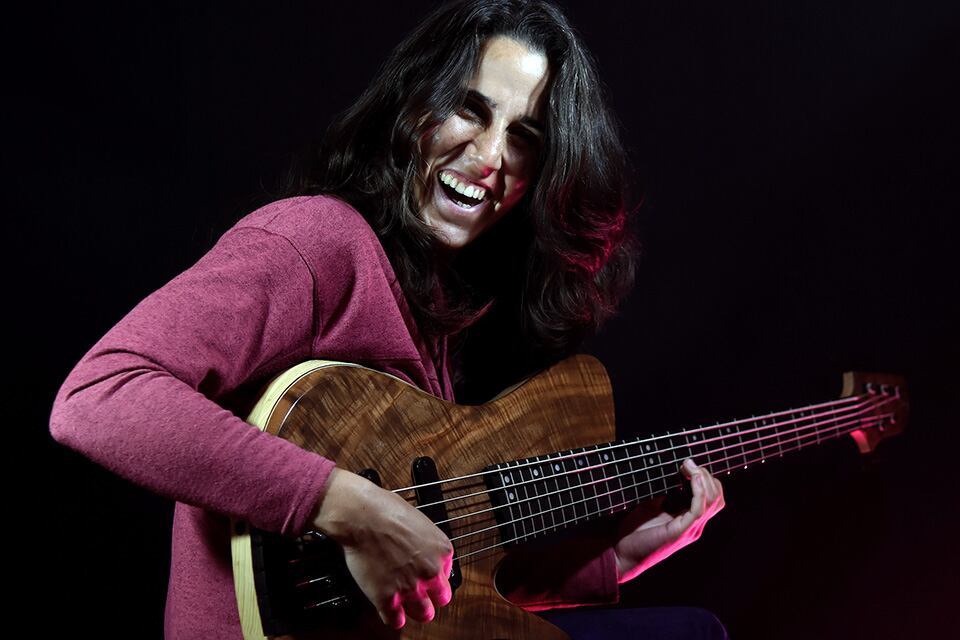 Cantore toca el bajo eléctrico de una manera espceial.