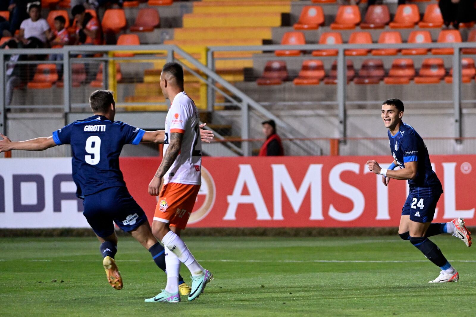 El paraguayo Sosa grita con Girotti el segundo de la T en Chile