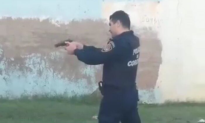 En Bell Ville, este policía disparó balas de plomo a un joven luego de haber peleado con él y de que éste escapara. La advertencia bonaerense vale para el interior.