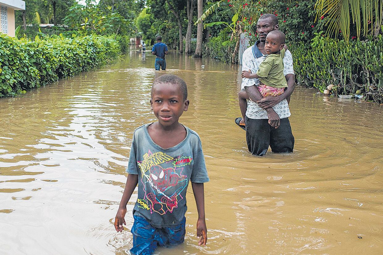 Desplazados en Fort-Liberte, Haití, por el paso arrasador del huracán Irma anteayer.
