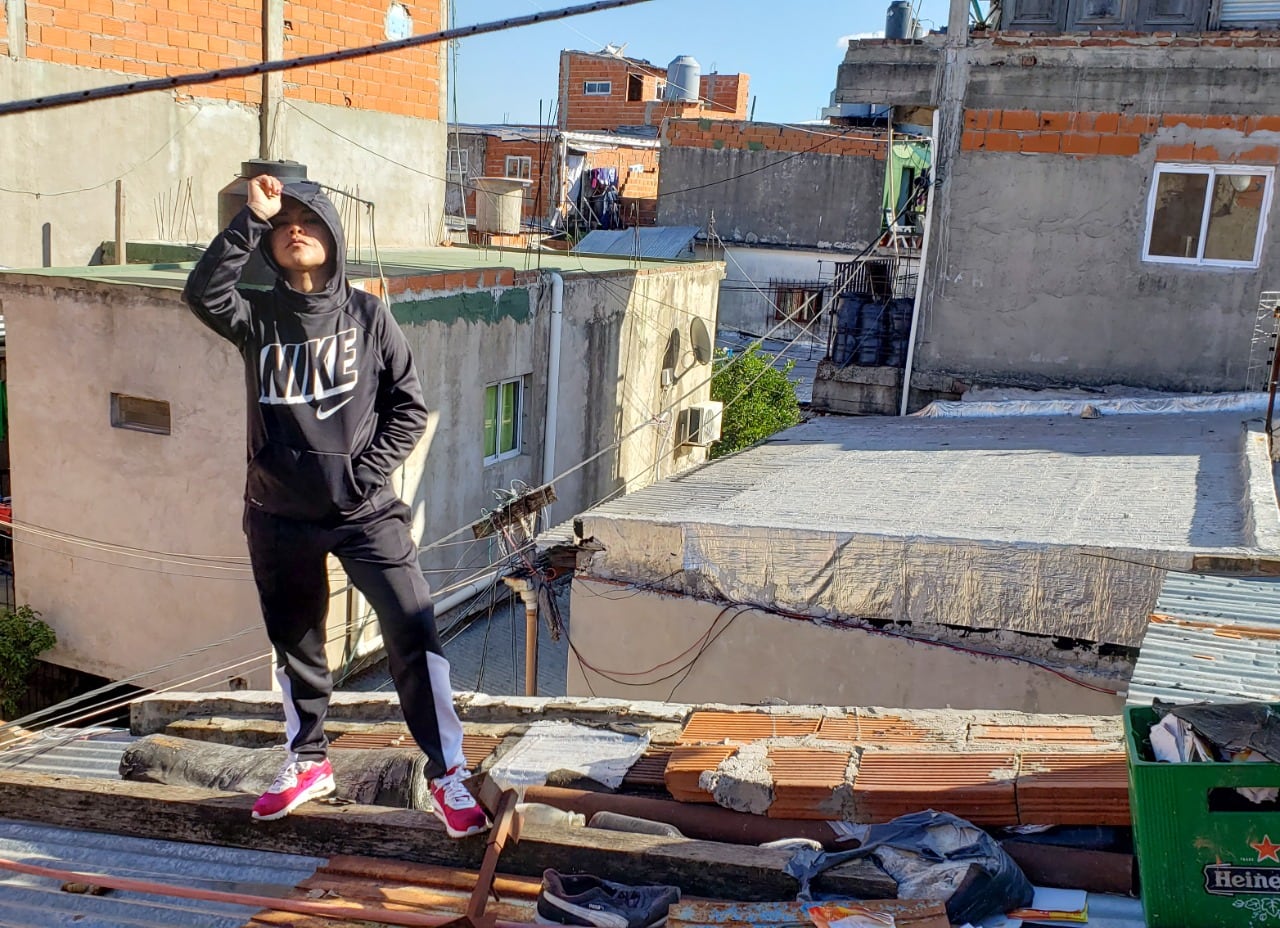 Jesi en un techo de su barrio, en Barracas