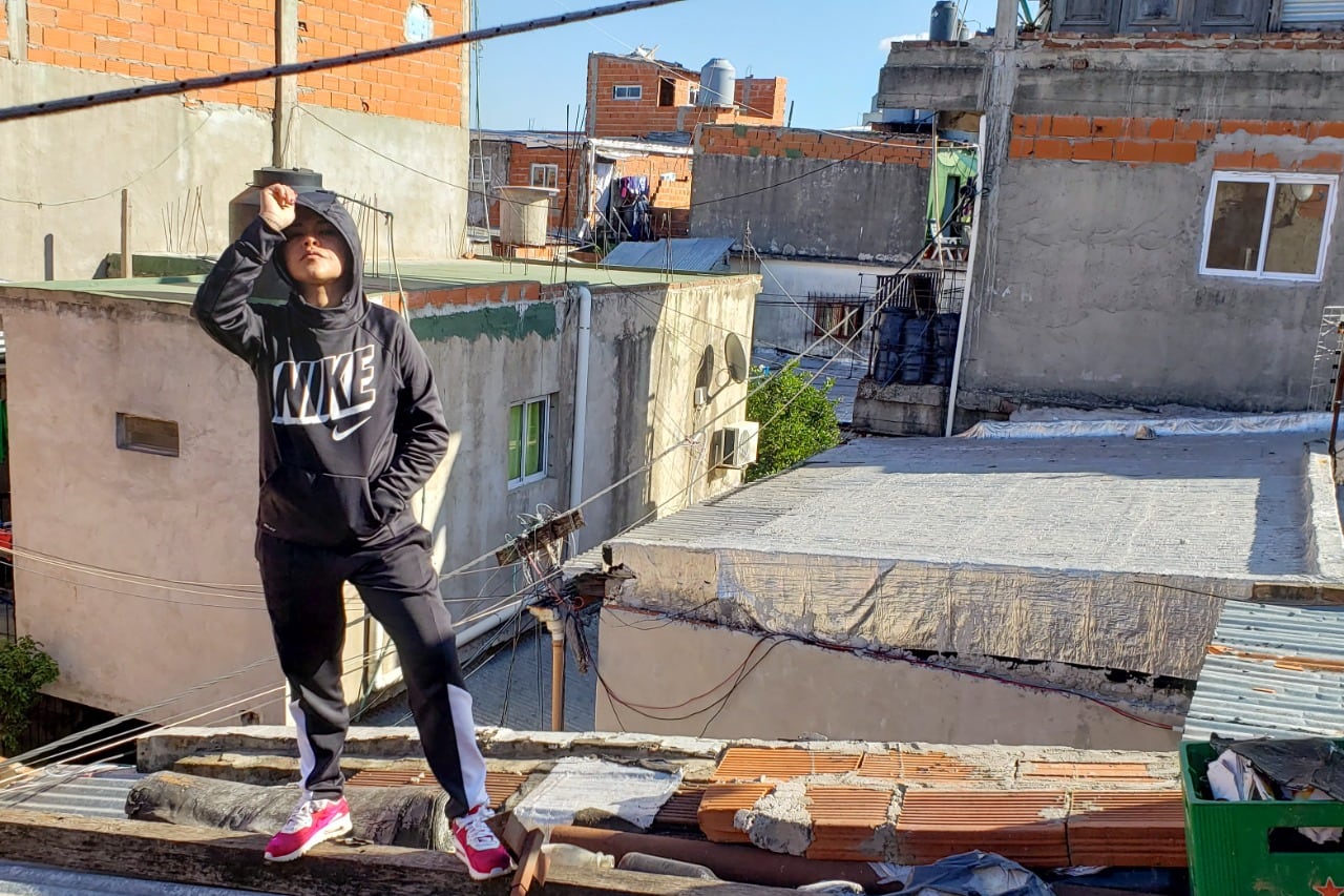 Jesi en un techo de su barrio, en Barracas