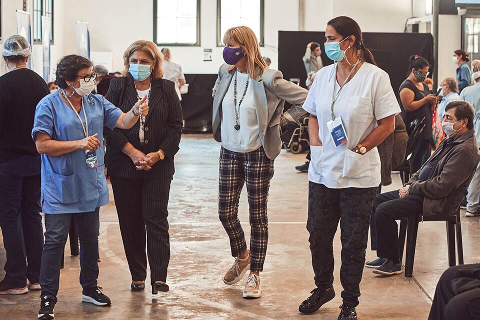 La ministra y la vicegobernadora recorrieron centro de vacunación.