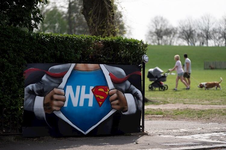 Un dibujo callejero en apoyo del NHS, el Servicio Nacional de Salud.  