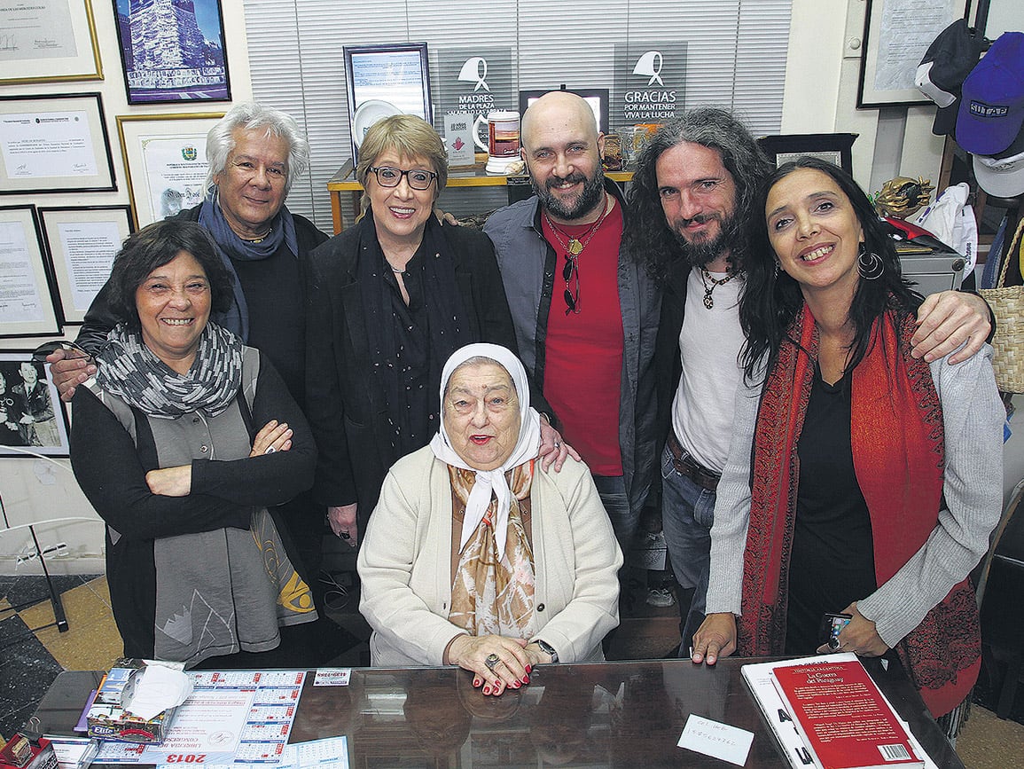 Hebe de Bonafini, rodeada de sus queridos artistas, que participarán del encuentro. 