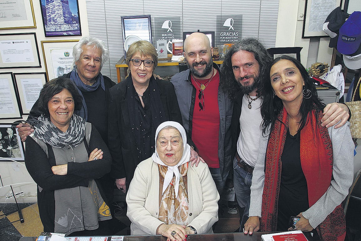 Hebe de Bonafini, rodeada de sus queridos artistas, que participarán del encuentro.