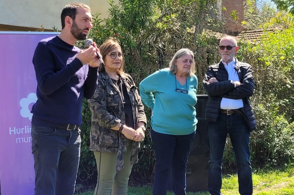 El intendente Selci, la directora de Derechos Humanos local, Patrcia Danna, una vecina y el periodista Juan Schjaer, durante el homenaje A Soledad Schjaer, asesinada por la dictadura en 1976.