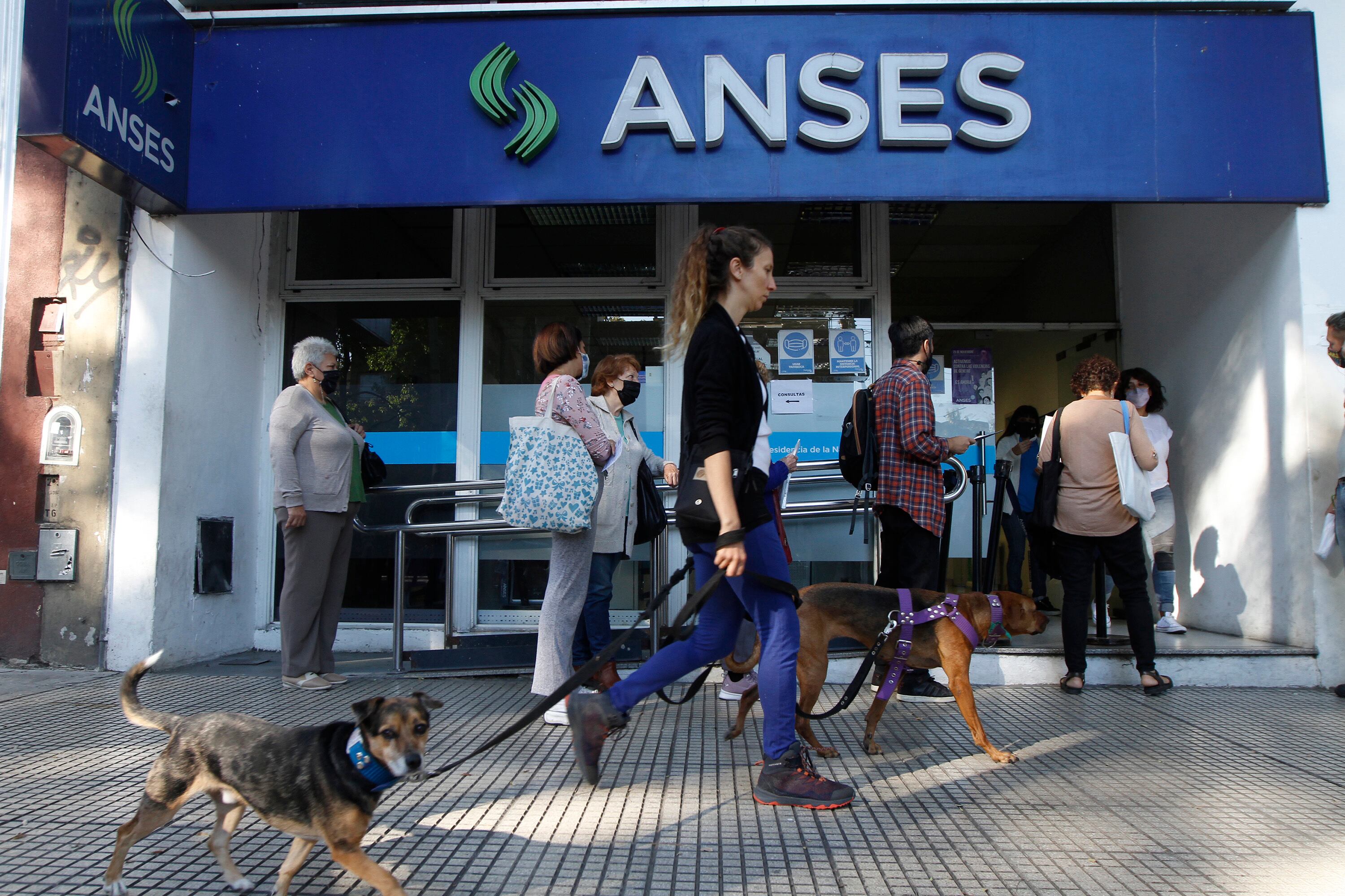 El presidente y el ministro de Economía buscan recomponer los ingresos de los sectores más perjudicados 