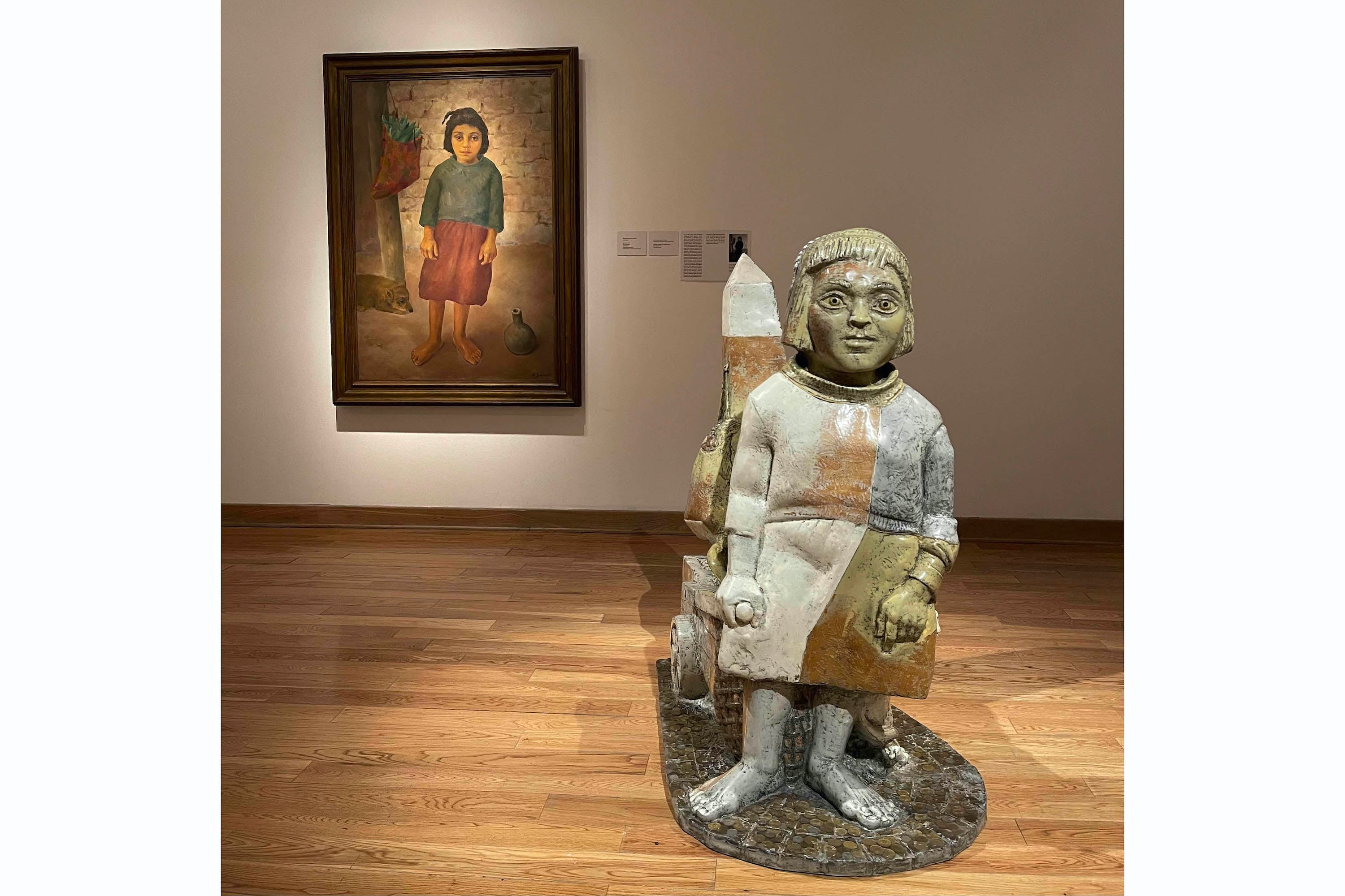 "La Urpila en Buenos Aires" (2010), de Distéfano; detrás "La Urpila" de Gómez Cornet. Abajo: Vista parcial de la exposición de Distéfano recorrida por los visitantes.