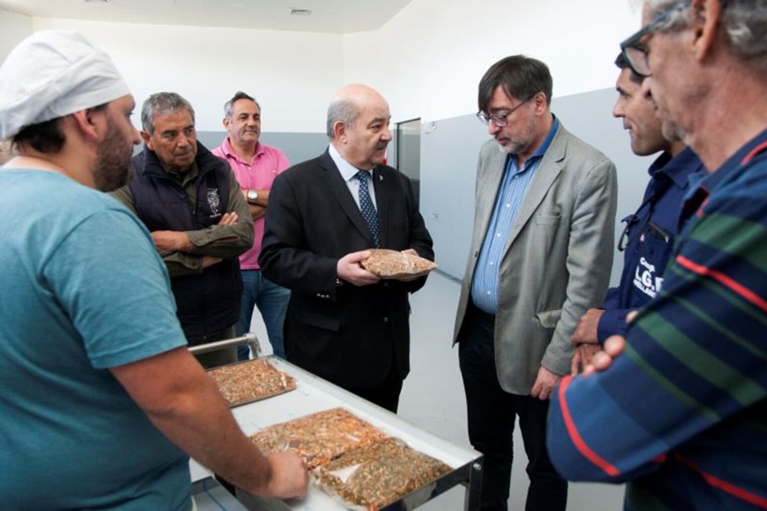 Fernando Tauber y Jorge Calzoni con los encargados de la producción de los guisos deshidratados.