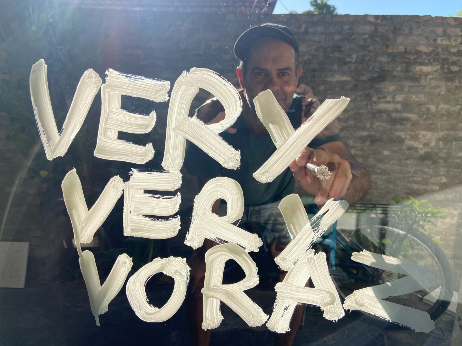 El documental retrata a Perego, un artista plástico independiente.