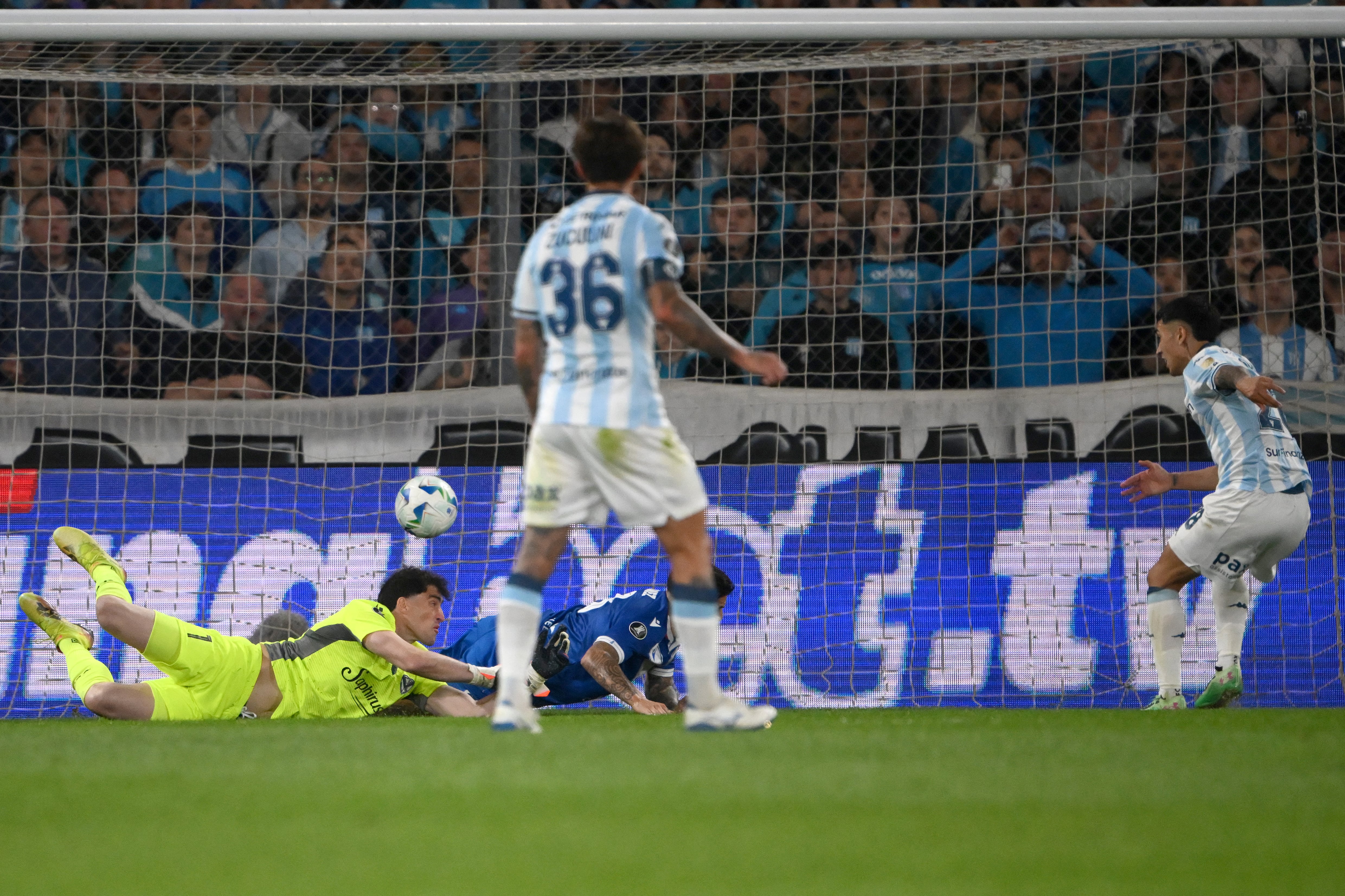 Solari la empuja ante los soldados caídos de Vélez. Zuculini, de muy buen ingreso, se prepara para festejar.