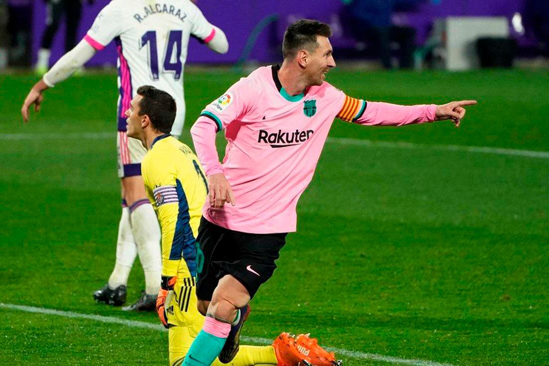 Lionel Messi, festeja su gol récord con la camiseta alternativa del Barcelona.