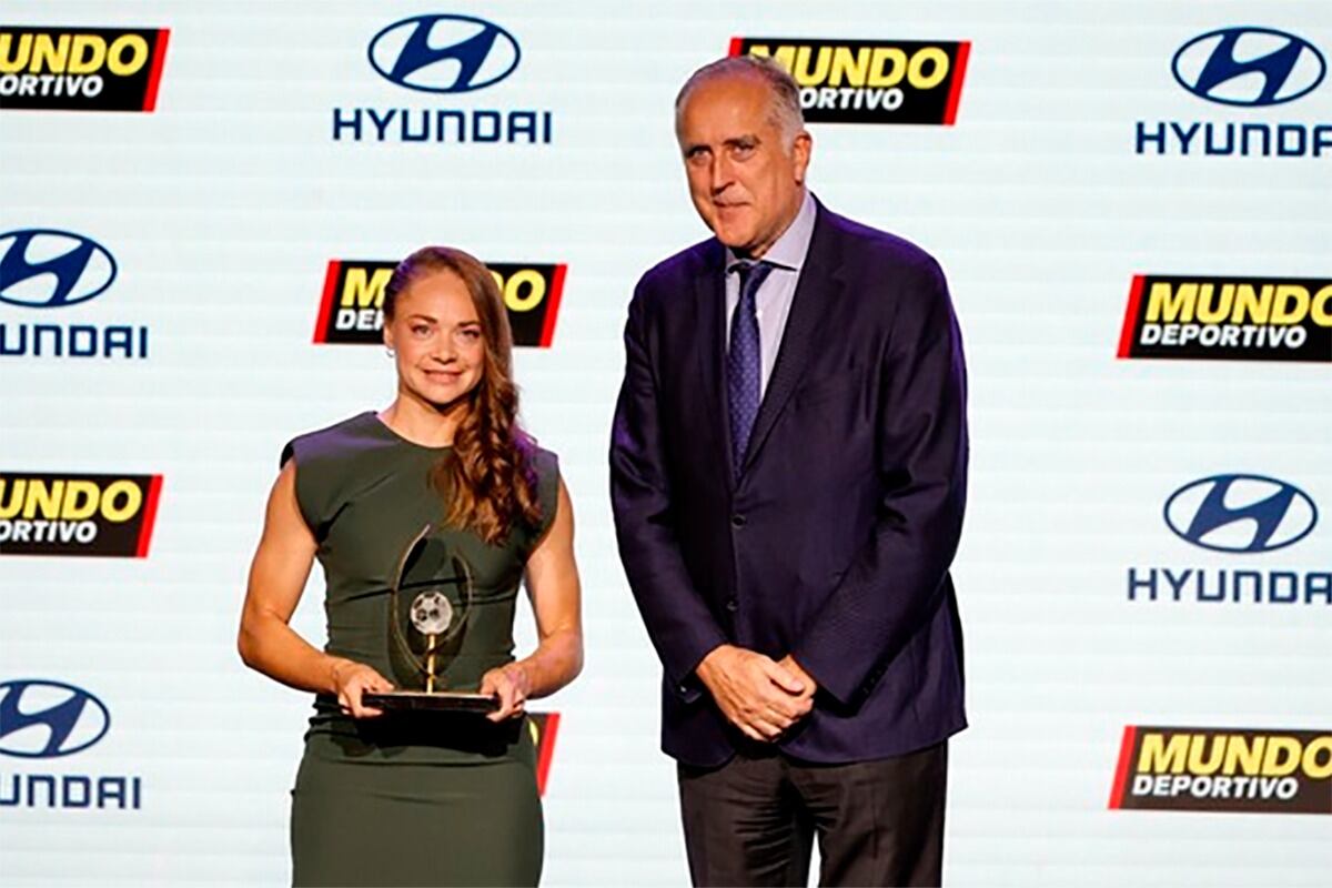 Estefania Banini recibie el premio Valores del Deporte.