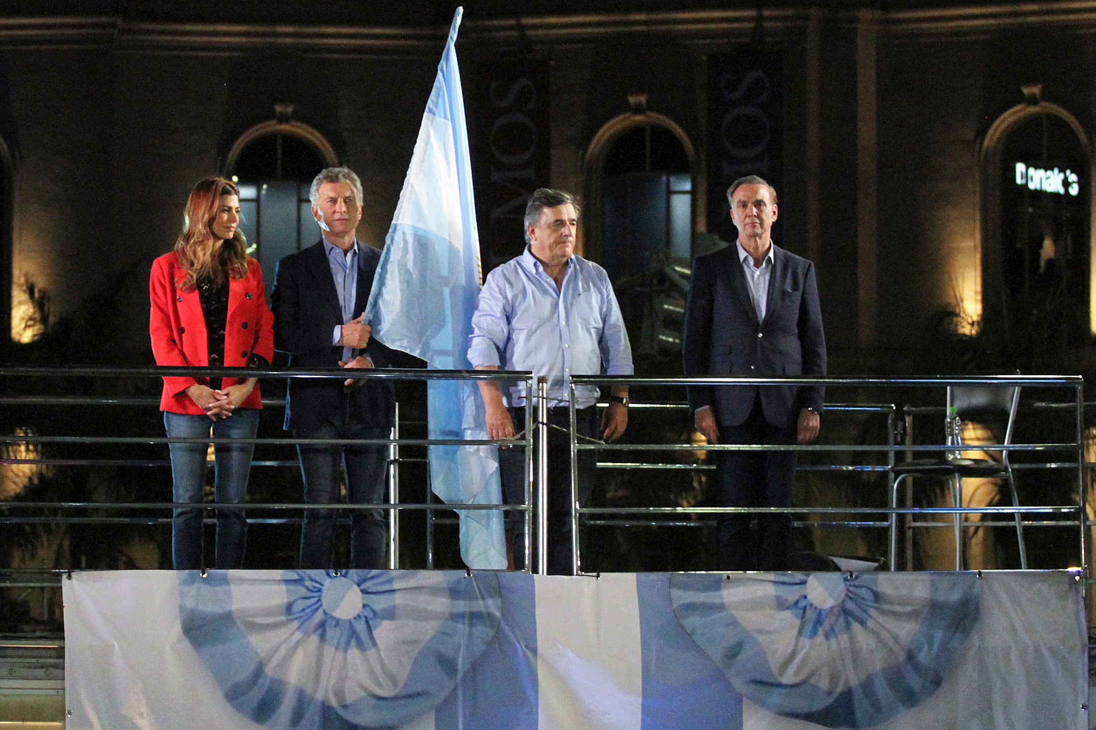 Mauricio Macri cerró su campaña electoral junto a Juliana Awada, Mario Negri y Miguel Pichetto.