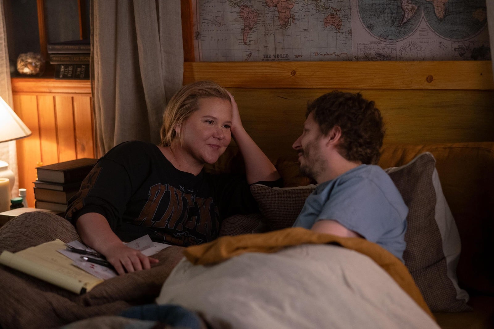 La comediante se las ingenió para darle vida a una "romcom" sin perder su estilo guarro.