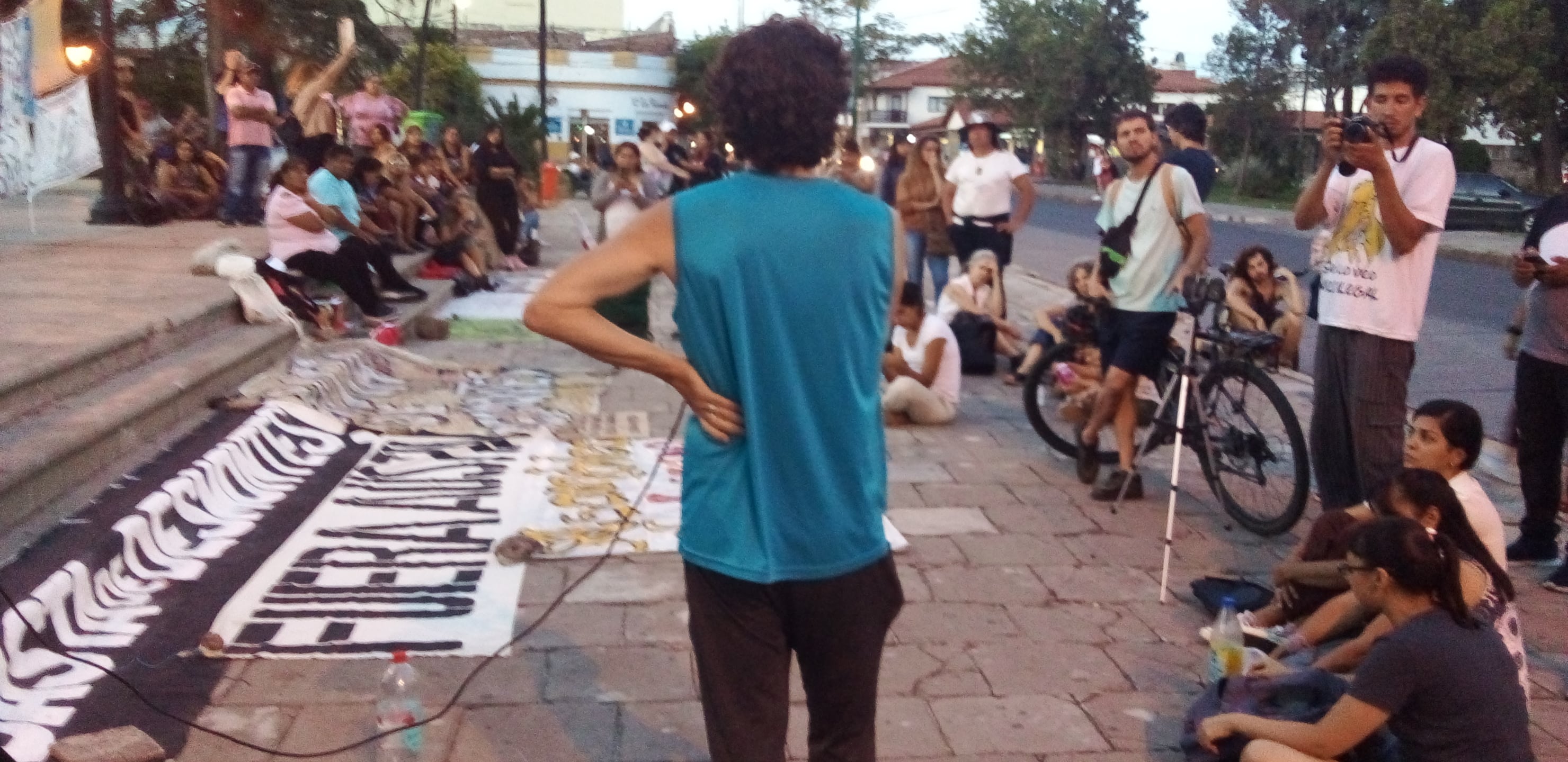 Folguera, de espaldas, durante la Asamblea de Lucha Socioambiental en Salta.
