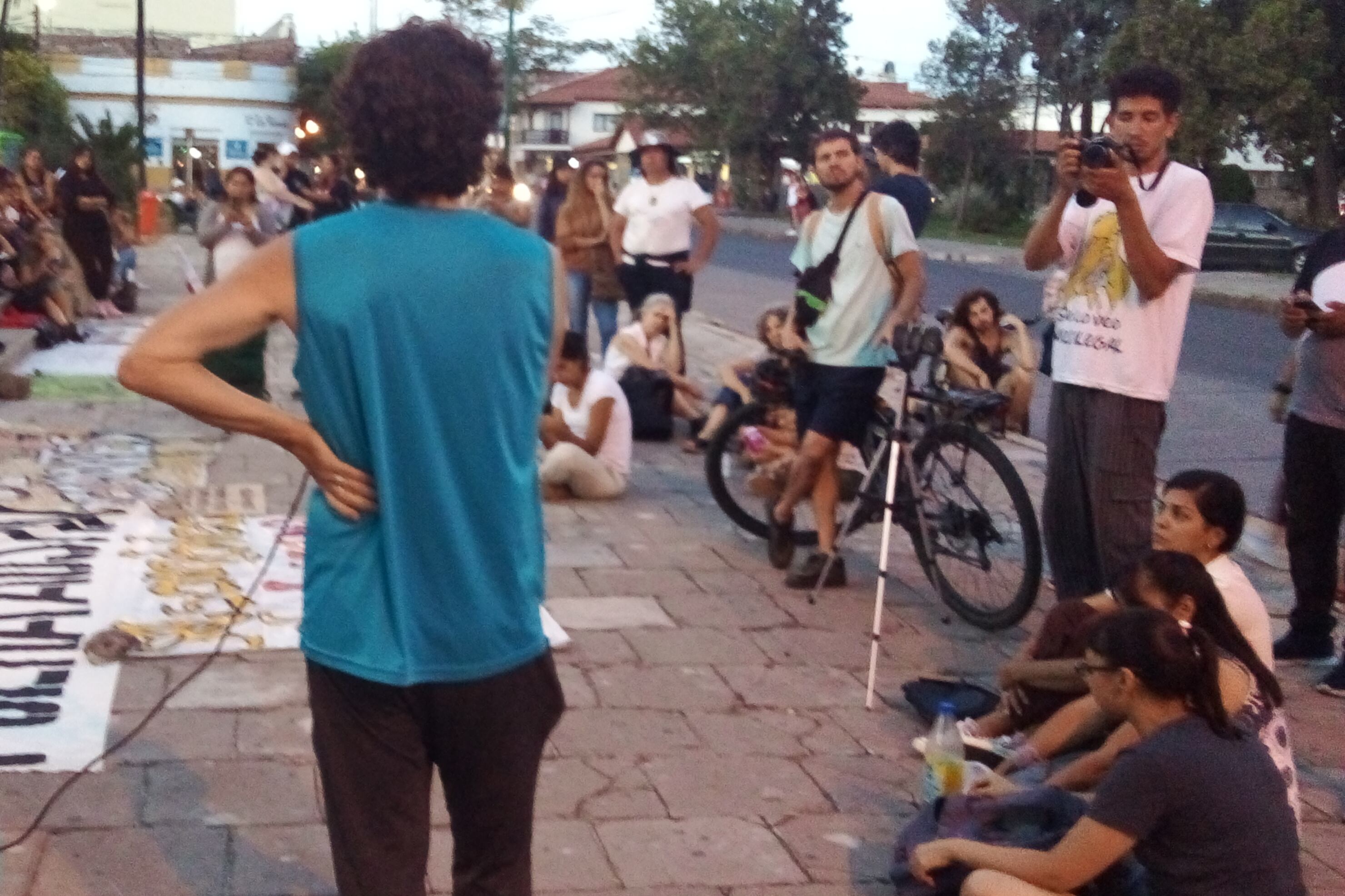 Folguera, de espaldas, durante la Asamblea de Lucha Socioambiental en Salta.