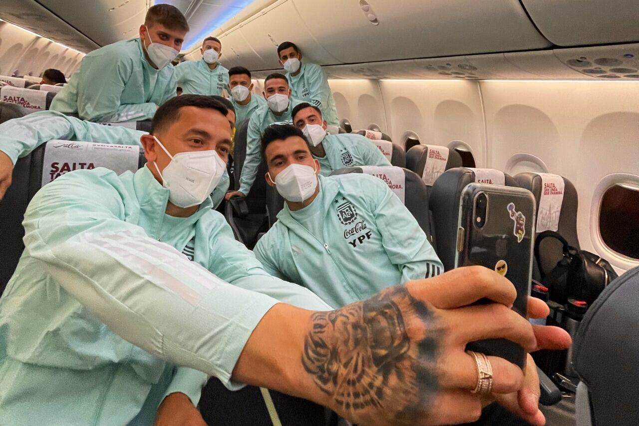 Marchesín saca una foto arriba del avión hacia Santiago del Estero