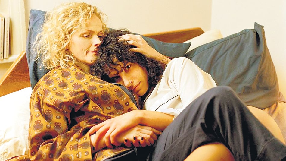 Akhavan (der.) junto a Maxine Peake en The Bisexual, una de las grandes ficciones de 2018.