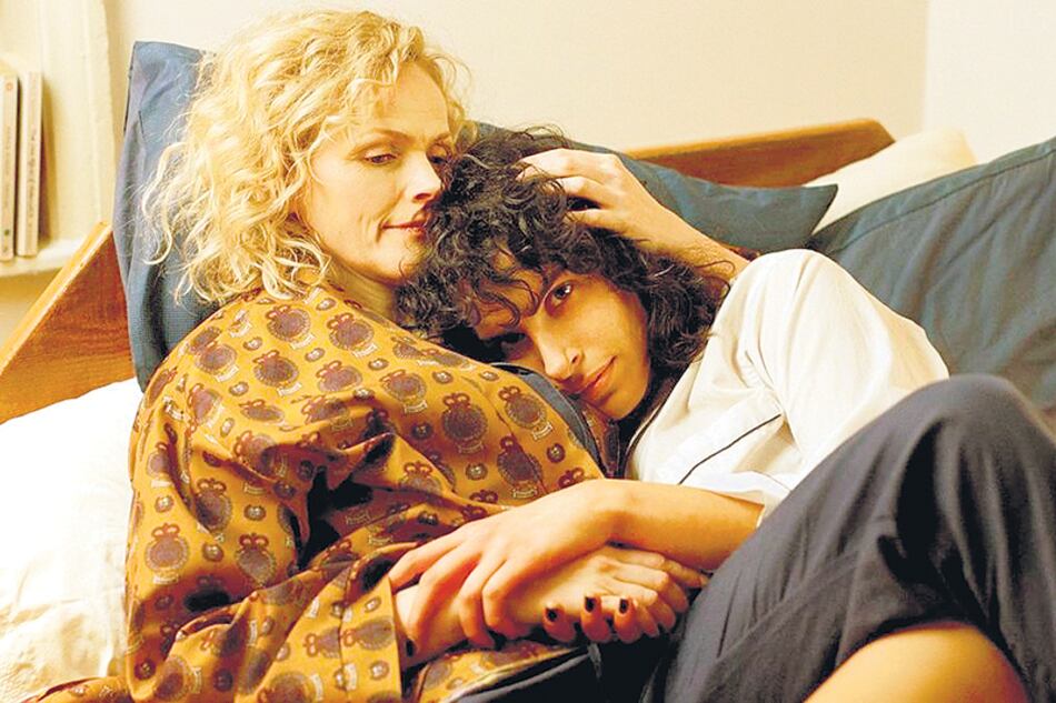 Akhavan (der.) junto a Maxine Peake en The Bisexual, una de las grandes ficciones de 2018.