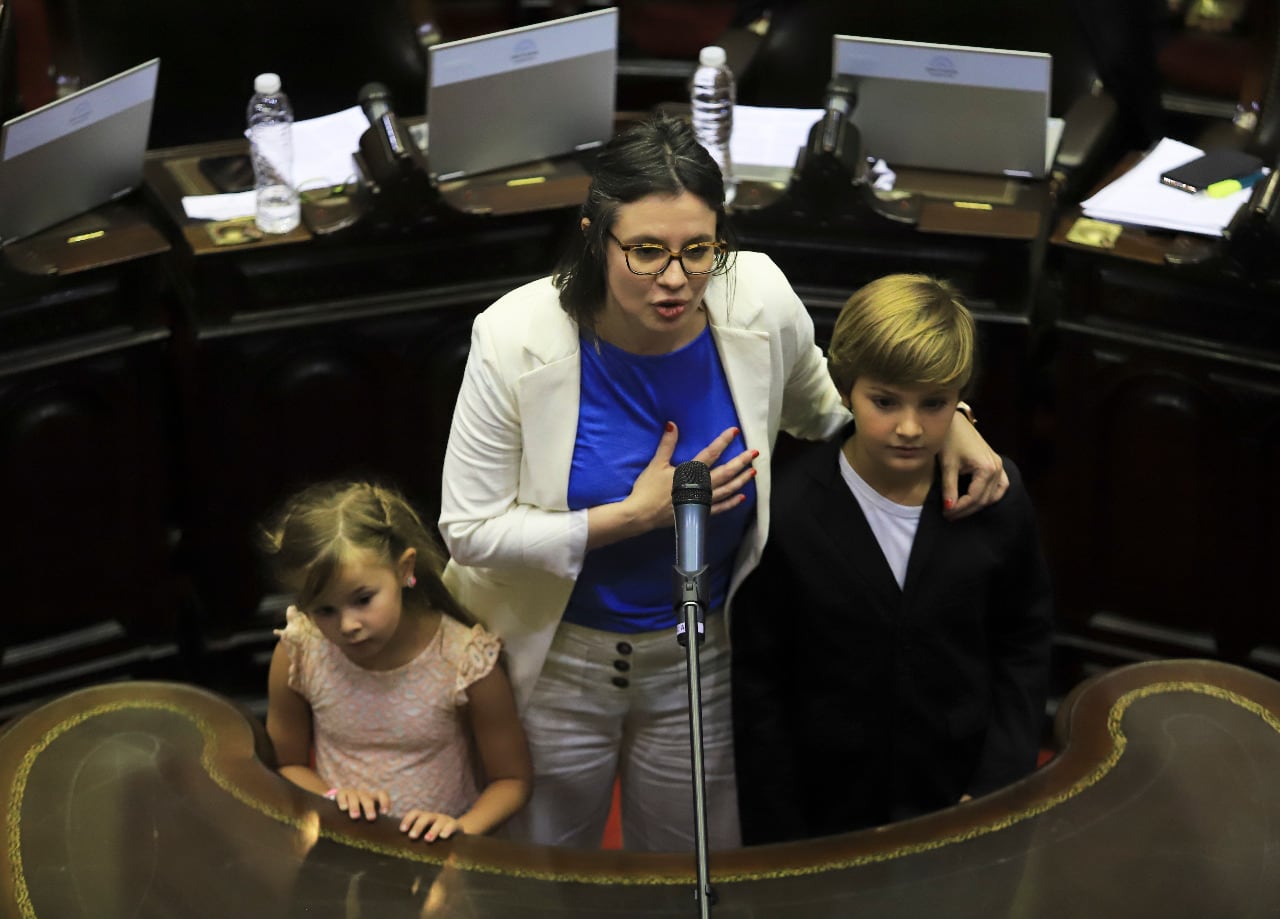 “Yo creo que la escuela es irremplazable, los maestros y maestras son irremplazables y por eso las mamás y los papás no podemos cumplir ese rol”, dijo la diputada. 