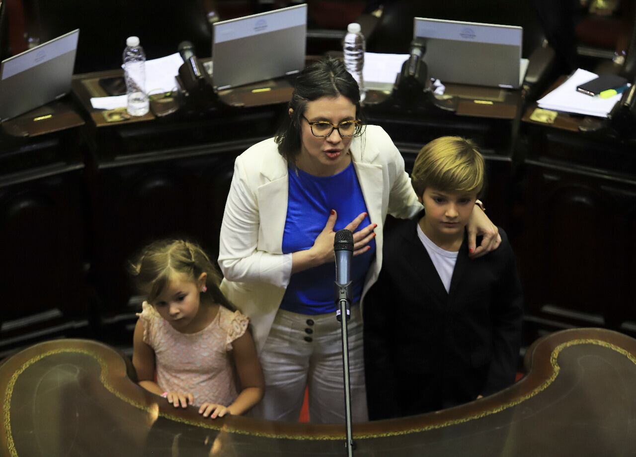 “Yo creo que la escuela es irremplazable, los maestros y maestras son irremplazables y por eso las mamás y los papás no podemos cumplir ese rol”, dijo la diputada.