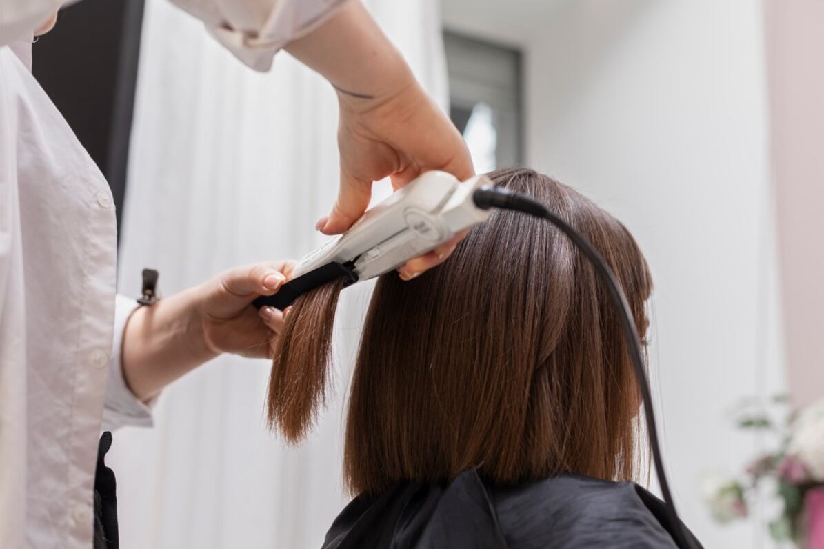 La Anmat prohibió una serie de productos para alisar el pelo. Imagen: Freepik.
