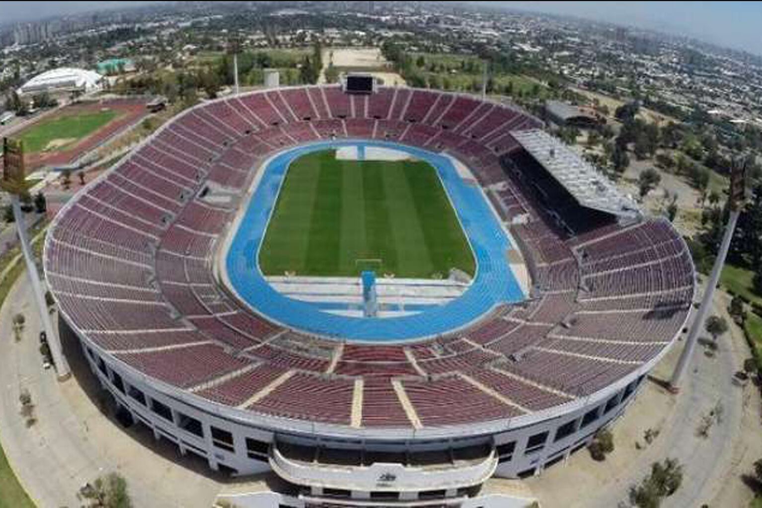 El Estadio Nacional de Santiago, vacío por la tensa situación que se vive en Chile.