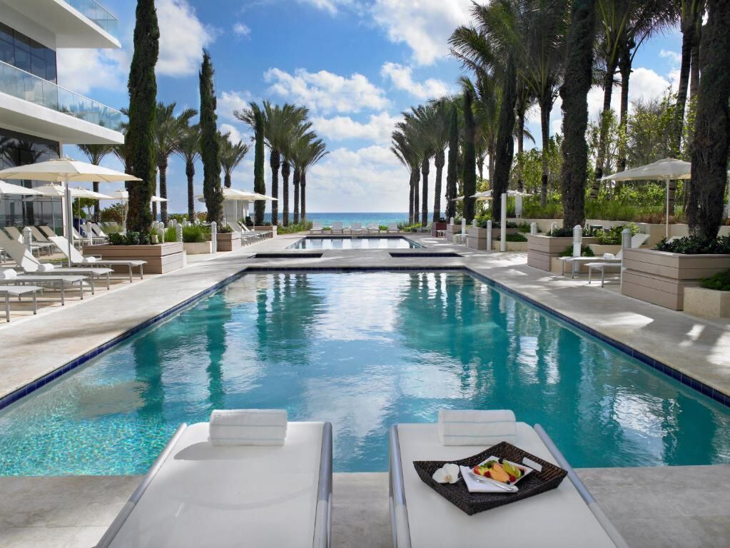 Milei paró en el Grand Beach Hotel de Miami