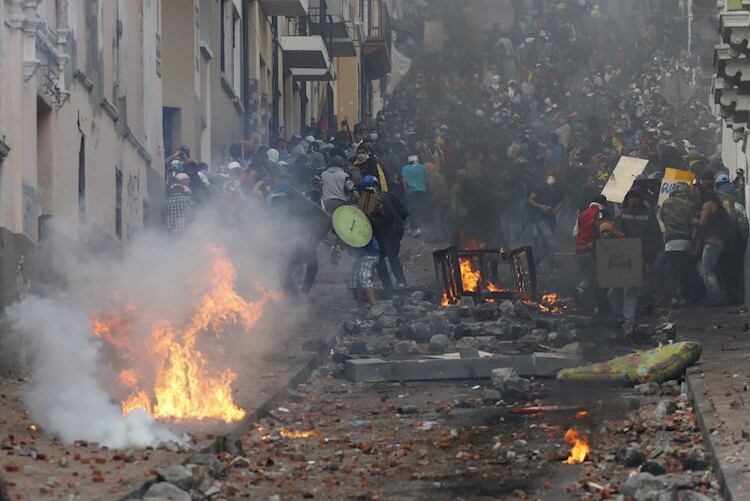 Manifestantes chocan con la policía en el centro de Quito.