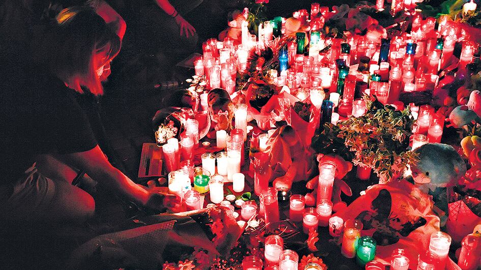 Velas encendidas en La Rambla de Barcelona, homenaje espontáneo a las víctimas.