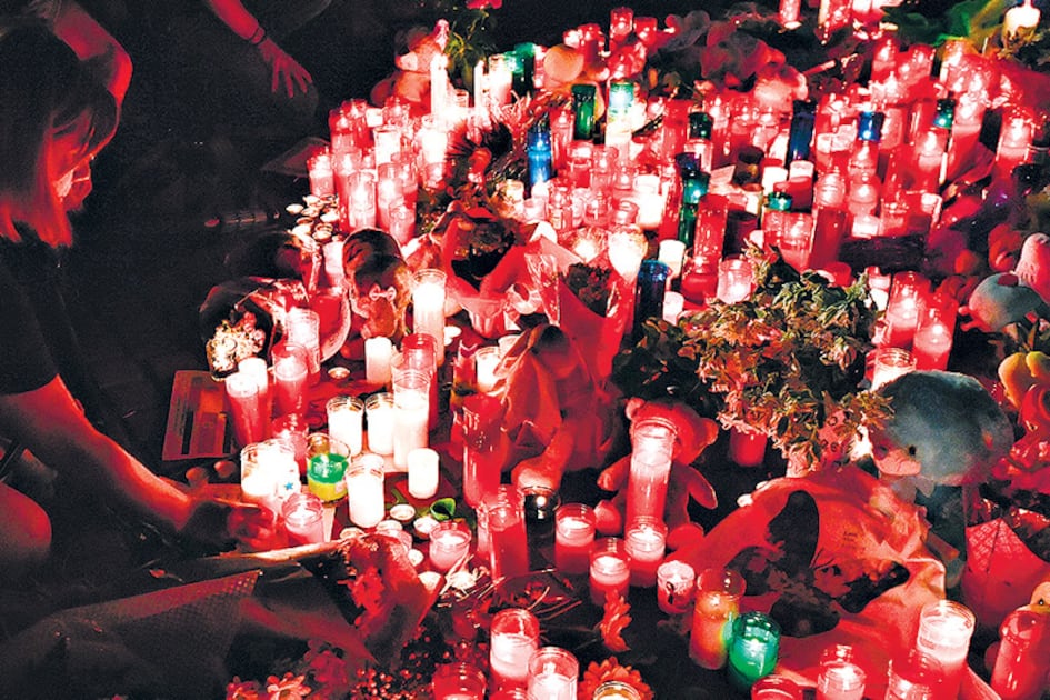 Velas encendidas en La Rambla de Barcelona, homenaje espontáneo a las víctimas.