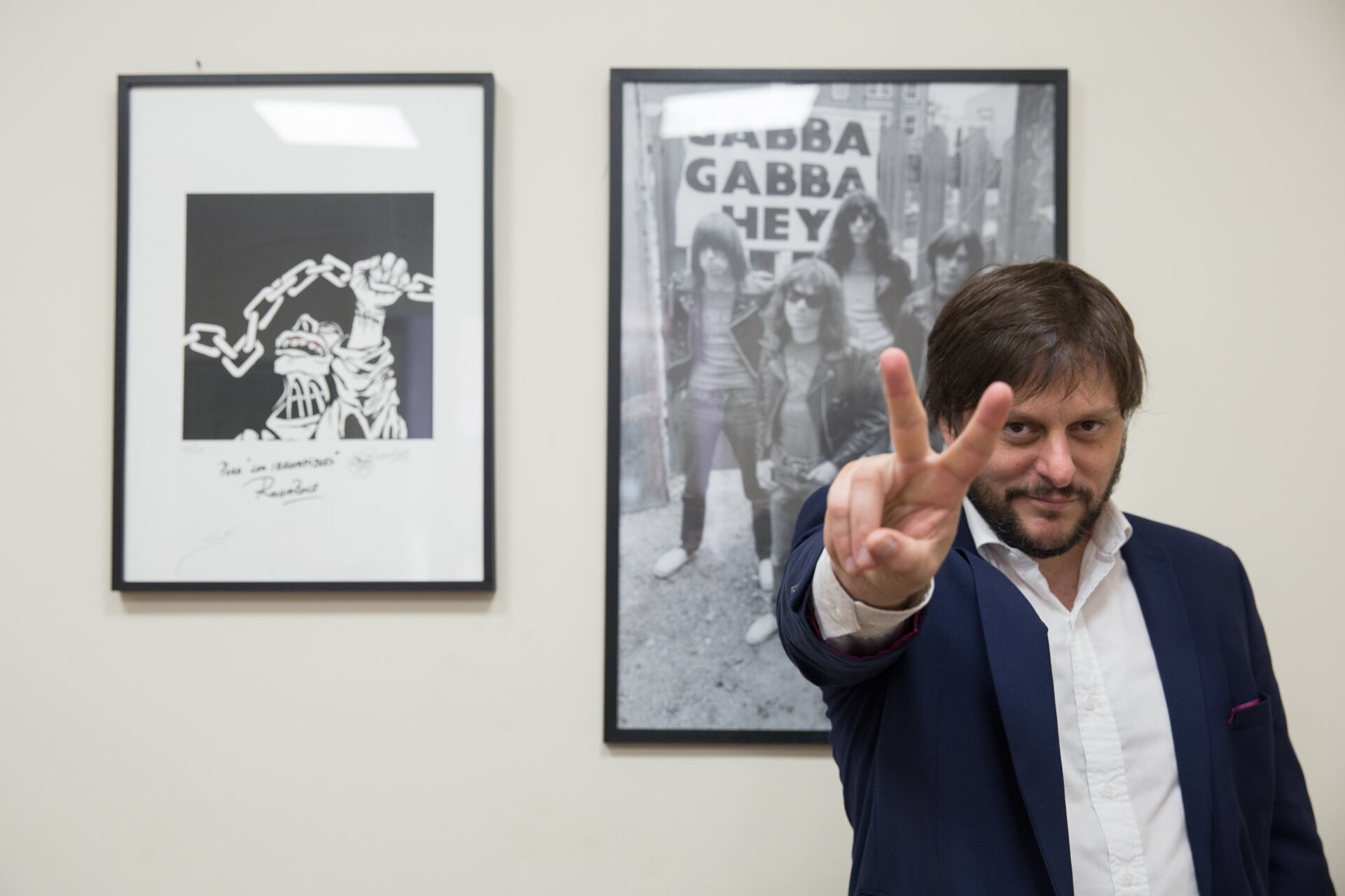 Santoro lleva el rock como paradigma, defiende la educación informal y no puede escapar de las redes sociales.