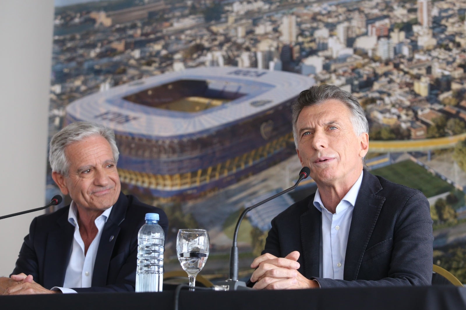Andrés Ibarra, candidato a presidente de Boca, observa a Mauricio Macri, quien irá como vice.