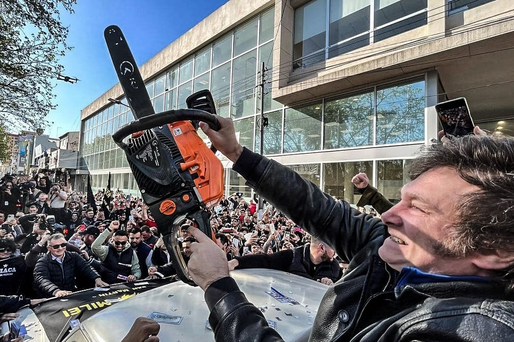 Milei hizo campaña agitando la motosierra que luego aplicaría en contra del pueblo.