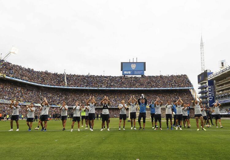 El plantel saluda a una Bombonera que rebalsó de hinchas.