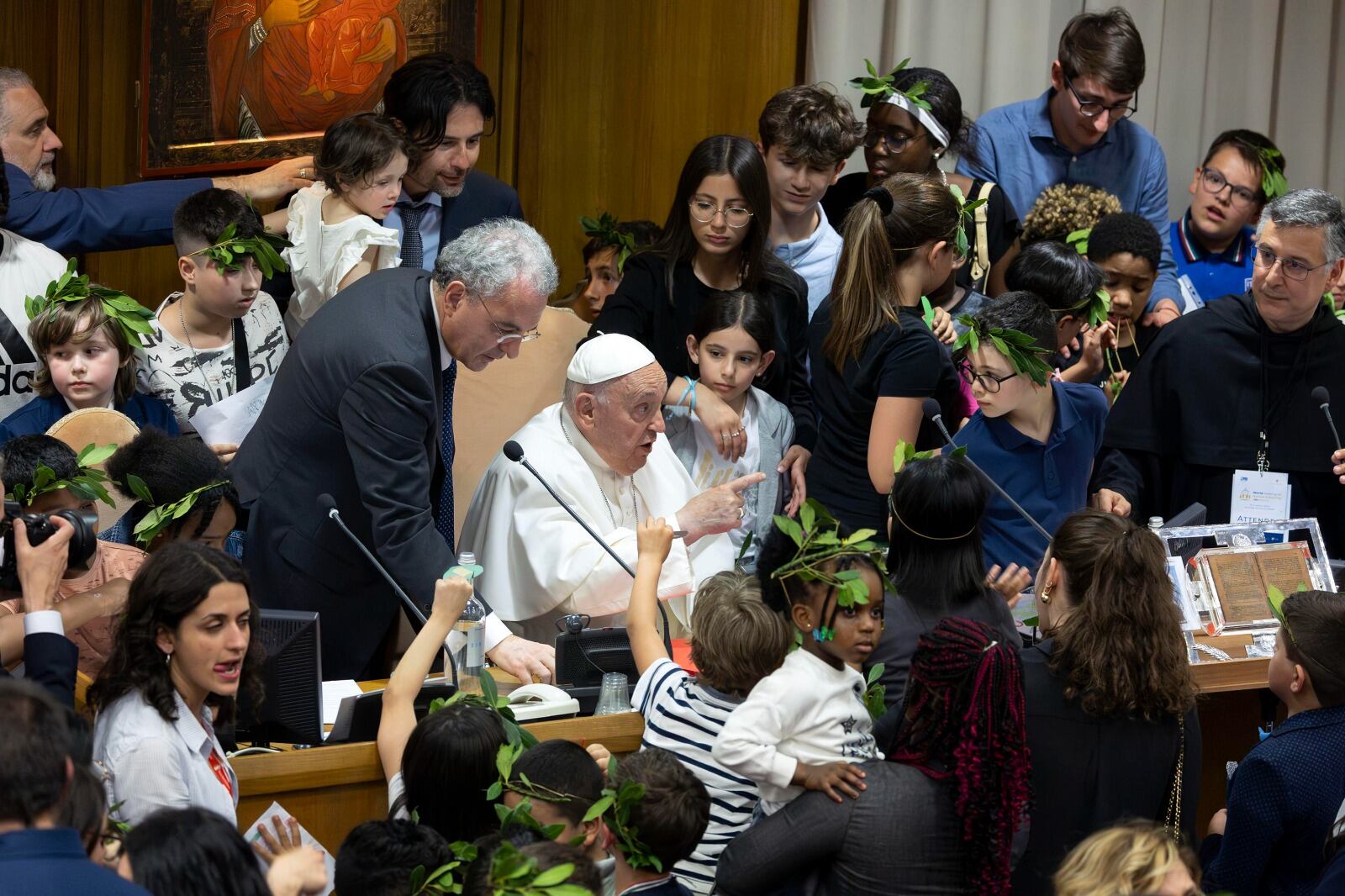 El papa participa de una actividad con niños en el marco del encuentro "BeHuman". 