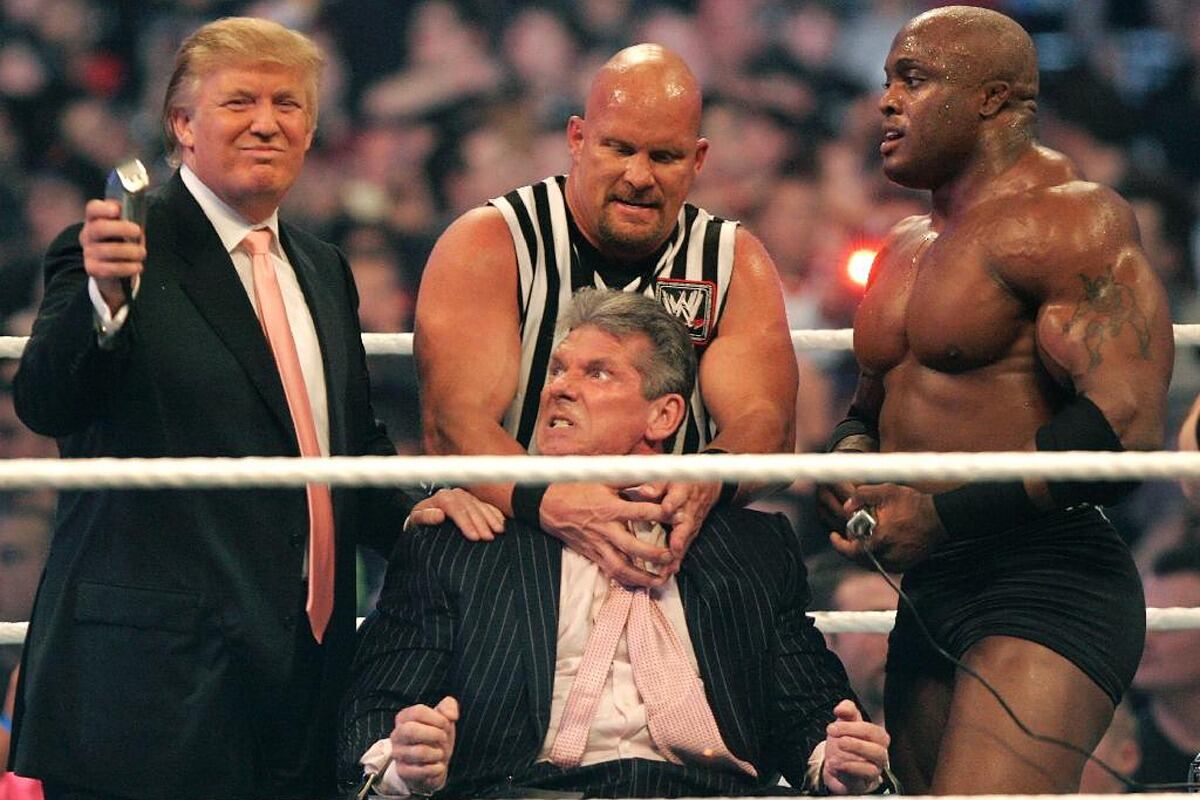 Trump, a punto de afeitarle la cabeza a McMahon en un show de 2007.