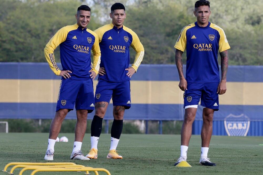 Diego González, Marcos Rojo y Agustín Almendra durante la práctica en Ezeiza.